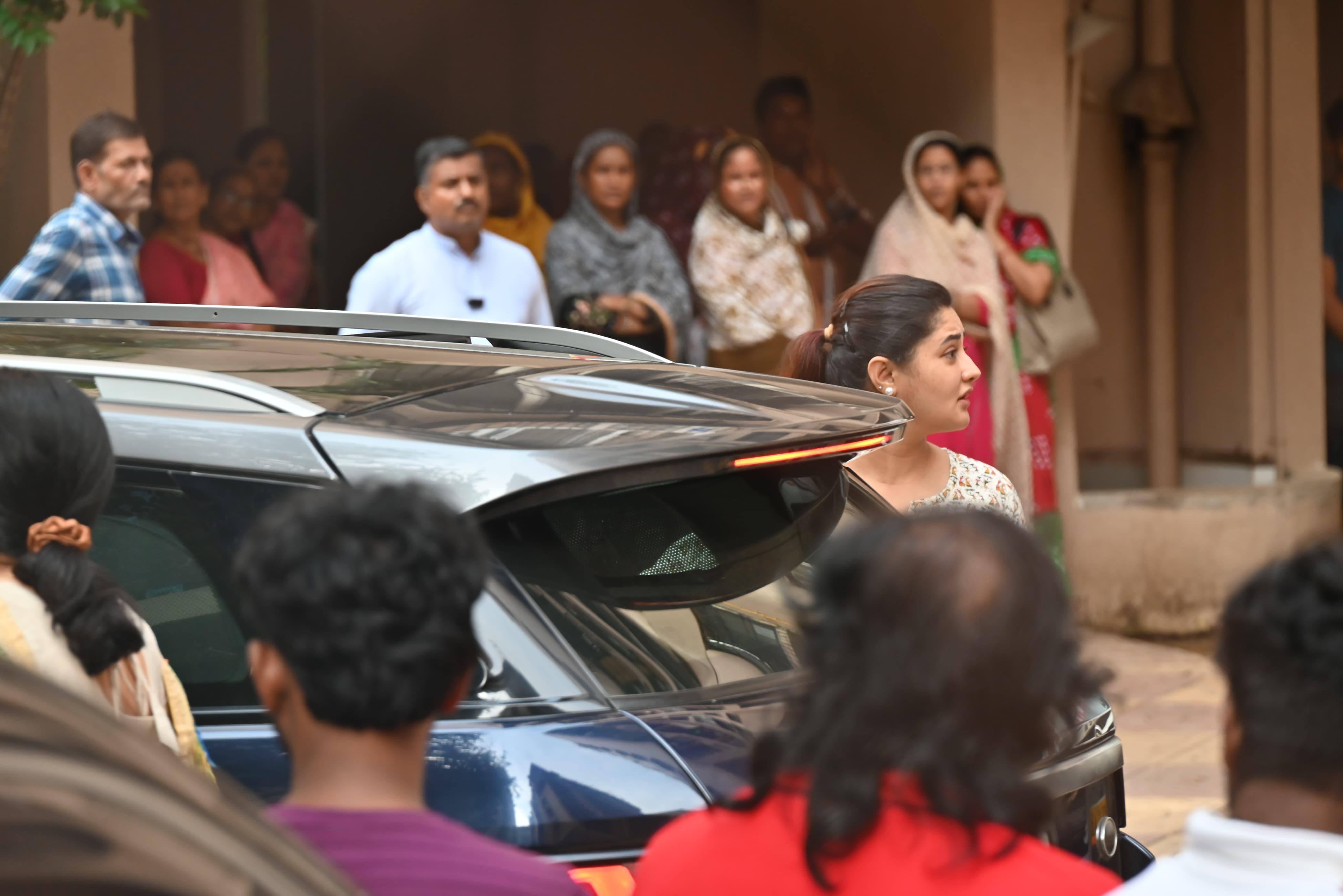 TV actress Rashmi Desai also attended the funeral of her friend Shefali Jariwala today evening.